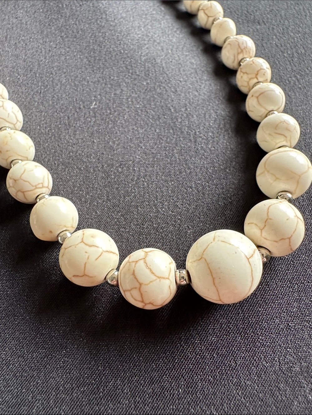 Howlite EUC gemstone necklace & earring set. Genuine gemstone in silvertone - Picture 3 of 5